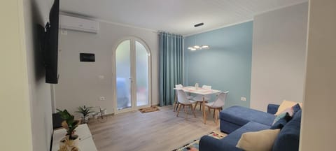 Facade/entrance, TV and multimedia, Living room, Seating area, Dining area