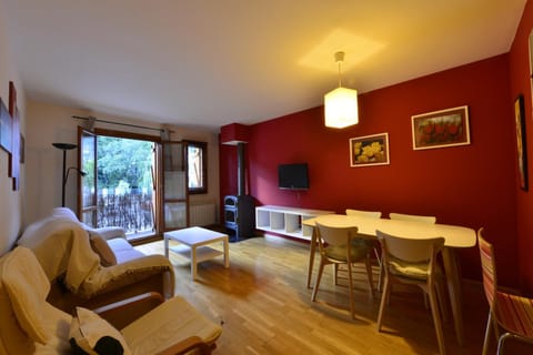 Communal lounge/ TV room, Living room, Dining area