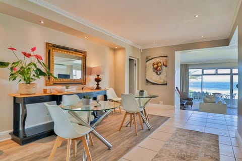 Hermanus Beachfront Lodge - Solar Power Bed and Breakfast in Hermanus