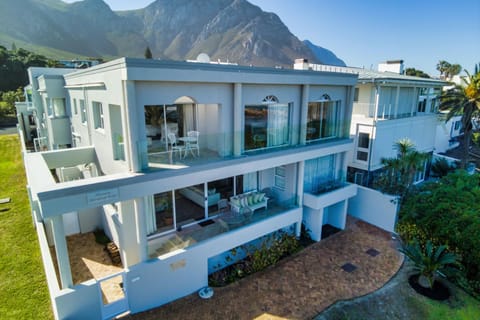 Hermanus Beachfront Lodge - Solar Power Bed and Breakfast in Hermanus
