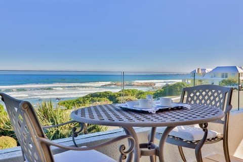 Hermanus Beachfront Lodge - Solar Power Bed and Breakfast in Hermanus