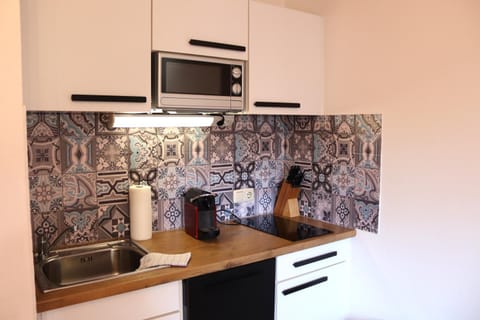 Kitchen or kitchenette, minibar, stove