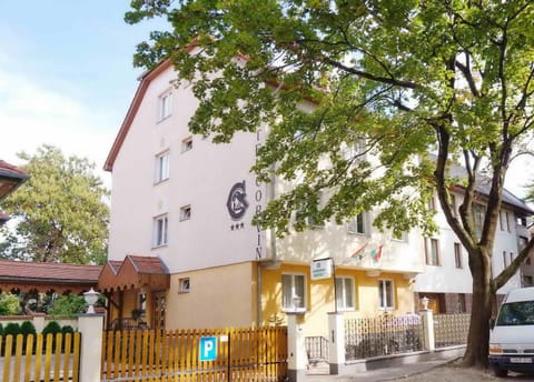 Facade/entrance