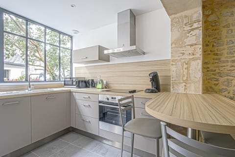 Coffee/tea facilities, Kitchen or kitchenette, Dining area, dishwasher, oven, stove, toaster