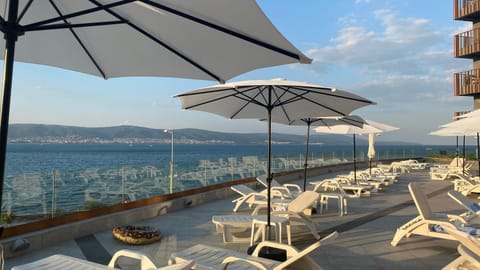 Patio, Day, Natural landscape, View (from property/room), Balcony/Terrace, Lake view, Mountain view, River view, Sea view, sunbed