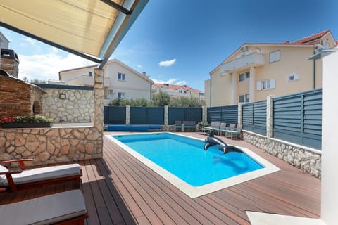 Property building, Patio, Day, Pool view, Swimming pool, sunbed