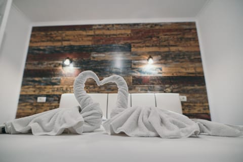 Bed, Bedroom, towels