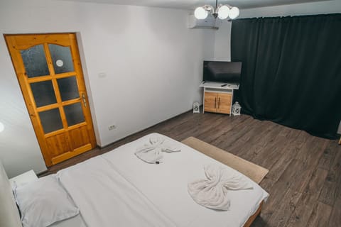 TV and multimedia, Photo of the whole room, Bedroom