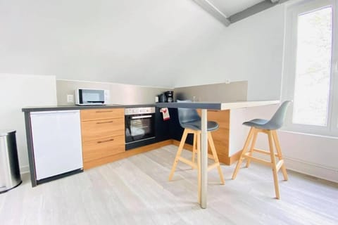 Coffee/tea facilities, Kitchen or kitchenette, Dining area, oven, stove