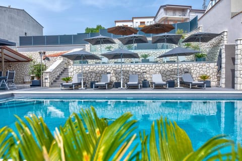 Seating area, Swimming pool, Swimming pool