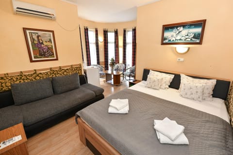 Bed, Living room, Photo of the whole room, Seating area, Bedroom, towels, air conditioner