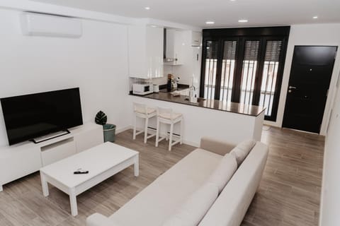 Communal lounge/ TV room, TV and multimedia, Kitchen or kitchenette, Living room, internet, air conditioner