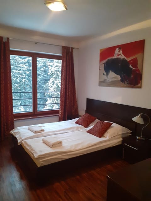 Bed, Seating area, Bedroom