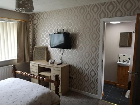 En-suite Bedroom in a quiet bungalow Vacation rental in Porthmadog