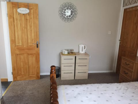 En-suite Bedroom in a quiet bungalow Vacation rental in Porthmadog