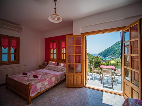 Bed, Balcony/Terrace, Photo of the whole room, Bedroom, Mountain view, Sea view