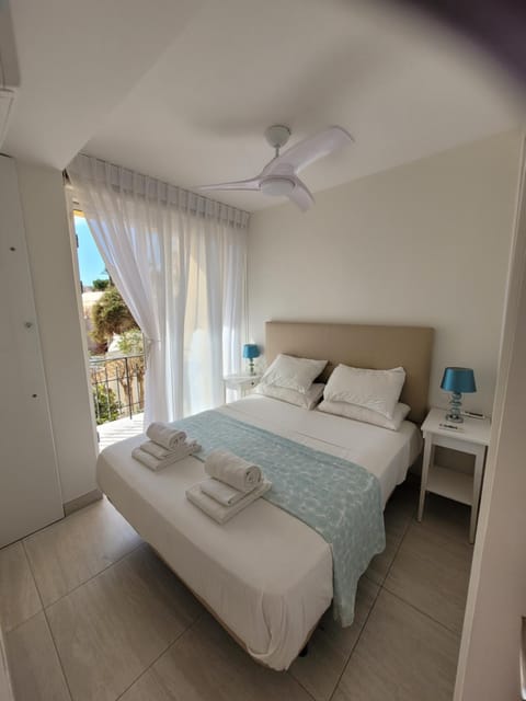 Photo of the whole room, Bedroom, fireplace, towels, air conditioner