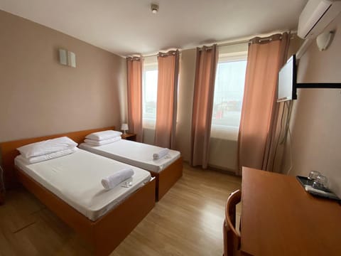 Bed, TV and multimedia, Photo of the whole room, Bedroom, towels, air conditioner