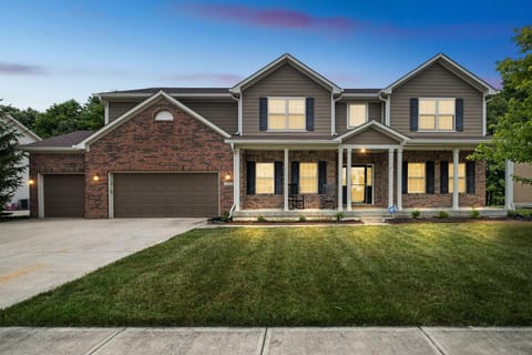 Incredibly Spacious Carmel Home with Fully Equipped Kitchen - 4700 Sq Ft! Sleeps 15! Pet Friendly! home House in Carmel