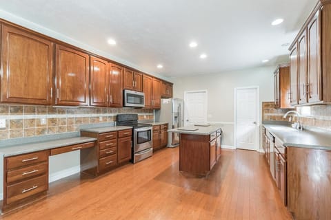 Incredibly Spacious Carmel Home with Fully Equipped Kitchen - 4700 Sq Ft! Sleeps 15! Pet Friendly! home House in Carmel