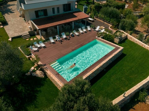 Property building, Patio, Day, Garden, Garden view, Pool view, Swimming pool, sunbed