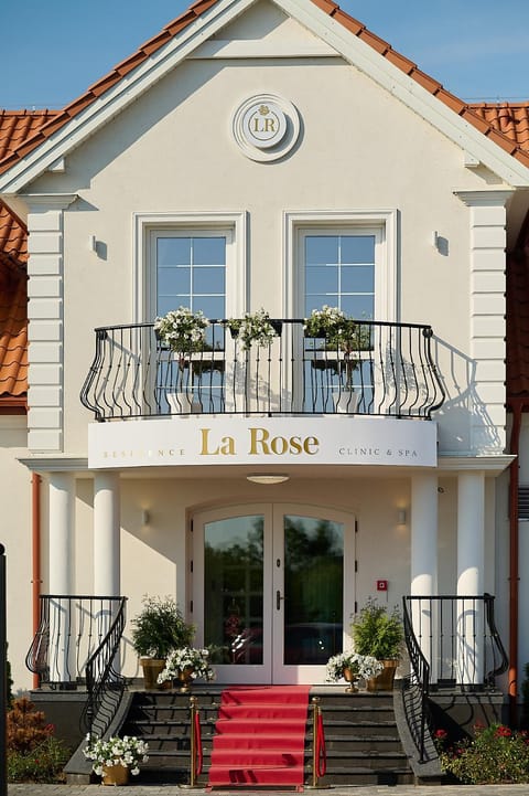 Property building, Facade/entrance, Day, Property logo or sign, View (from property/room), Balcony/Terrace, Business facilities, Windsurfing