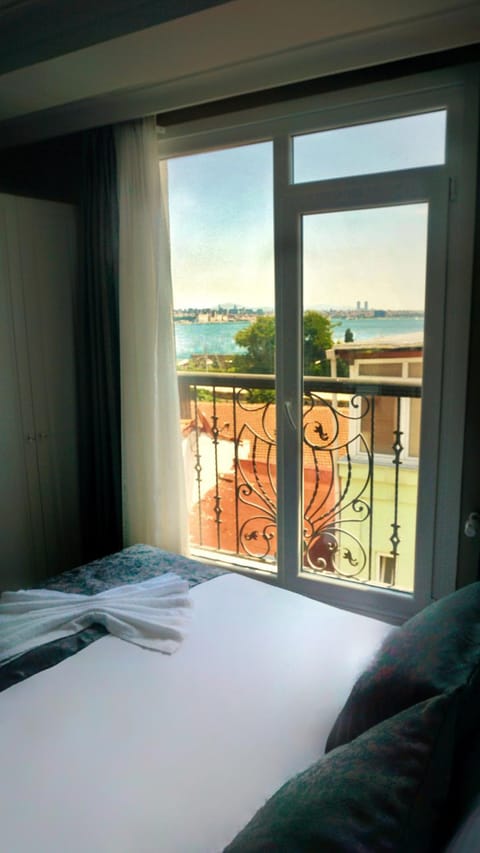 Bed, View (from property/room), Bedroom, City view, Sea view, Sunrise, locker, wardrobe