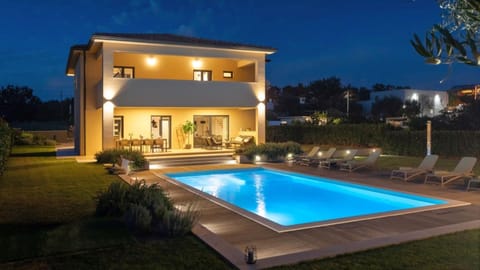 Property building, Garden, Balcony/Terrace, Seating area, Swimming pool