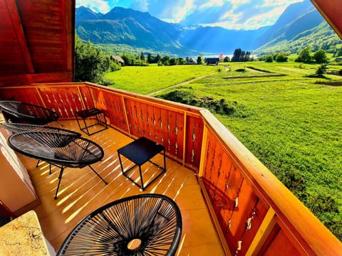View (from property/room), Balcony/Terrace, Lake view, Landmark view, Mountain view