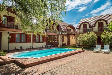 Garden, Swimming pool