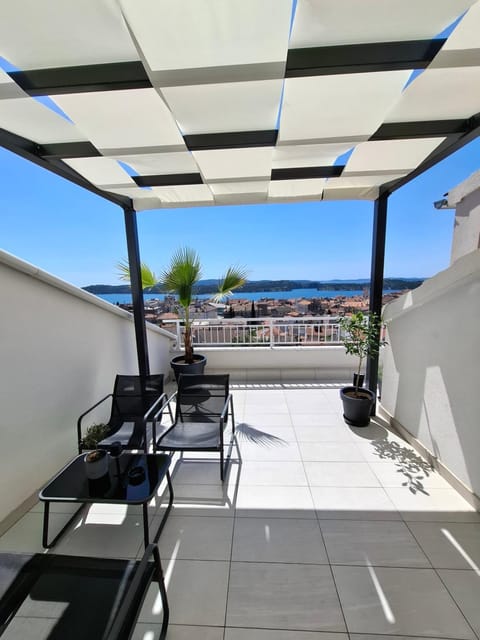 Day, Natural landscape, View (from property/room), Balcony/Terrace, Seating area, Dining area, Sea view