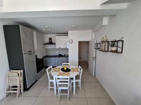 Kitchen or kitchenette, Dining area, oven, stove