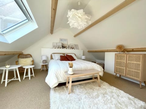 Bed, Photo of the whole room, Bedroom