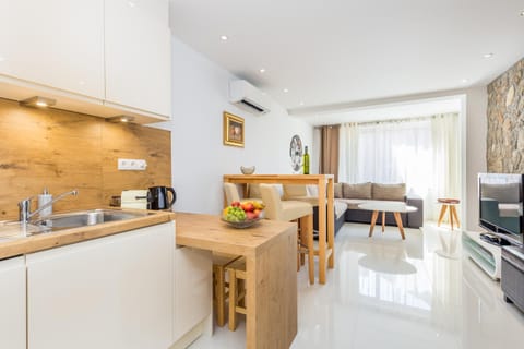 Kitchen or kitchenette, Seating area, Dining area