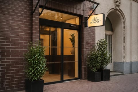 Facade/entrance