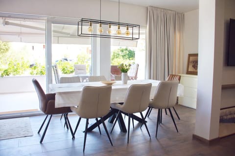 Seating area, Dining area