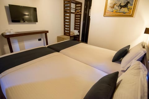 TV and multimedia, Photo of the whole room, Bedroom