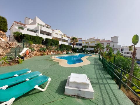 Swimming pool, sunbed