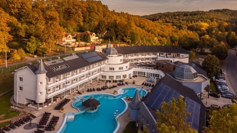 Property building, Bird's eye view, Pool view