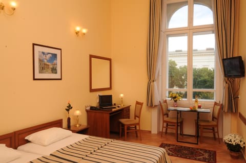 View (from property/room), Living room, Photo of the whole room, Decorative detail, Dining area