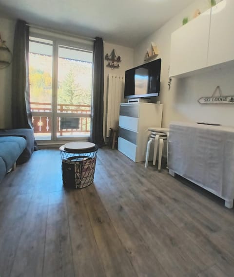 Living room, Seating area, Mountain view