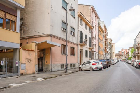 Facade/entrance, Neighbourhood