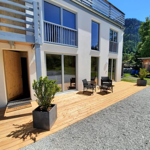 Aktien 11 / A=obere Wohnung / B=untere Wohnung Apartment in Canton of Grisons