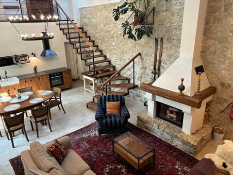 Kitchen or kitchenette, Living room, Seating area, Dining area, fireplace