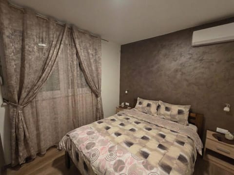 Bed, Bedroom, air conditioner
