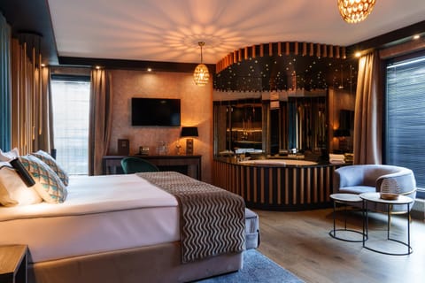 Bed, TV and multimedia, Living room, Photo of the whole room, Seating area, Bedroom