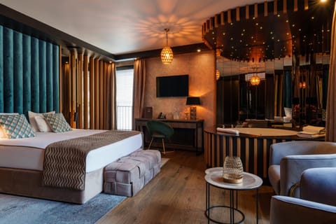 Bed, Photo of the whole room, Evening entertainment, Bedroom