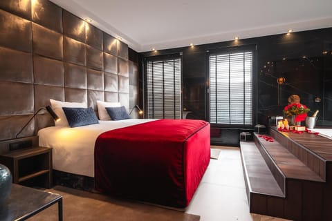 Bed, Living room, Photo of the whole room, Bedroom