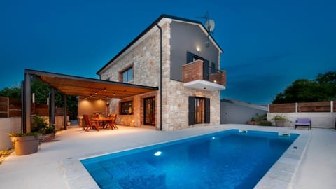 Property building, BBQ facilities, Garden, Balcony/Terrace, Seating area, Dining area, Swimming pool