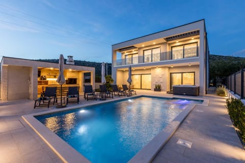 Property building, Hot Tub, Pool view, Swimming pool, sunbed